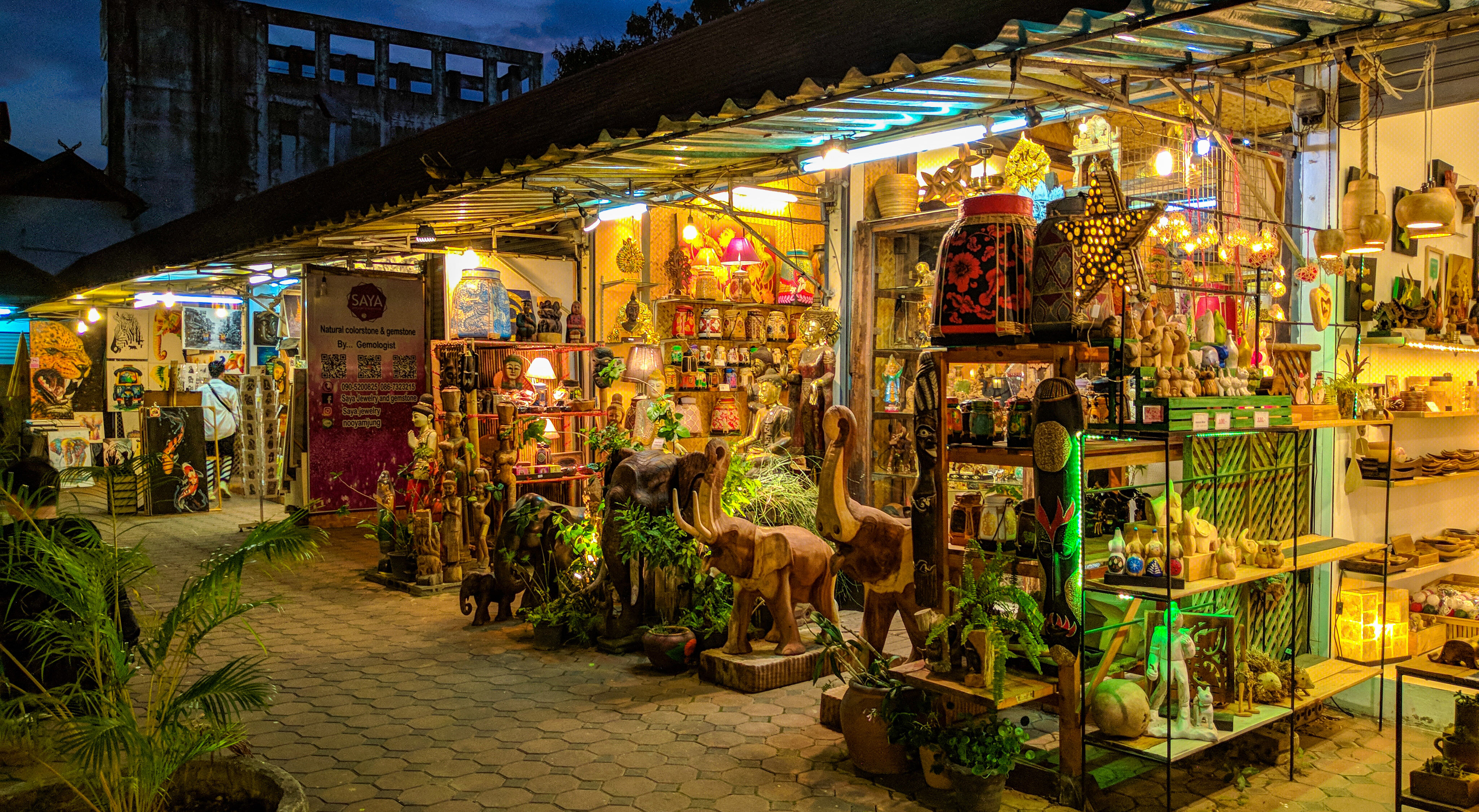 https://mdw-travel-data-us-east-1.s3.amazonaws.com/img/country/Thailand/Chiang-Rai-Night-Bazaar/img_03.jpg