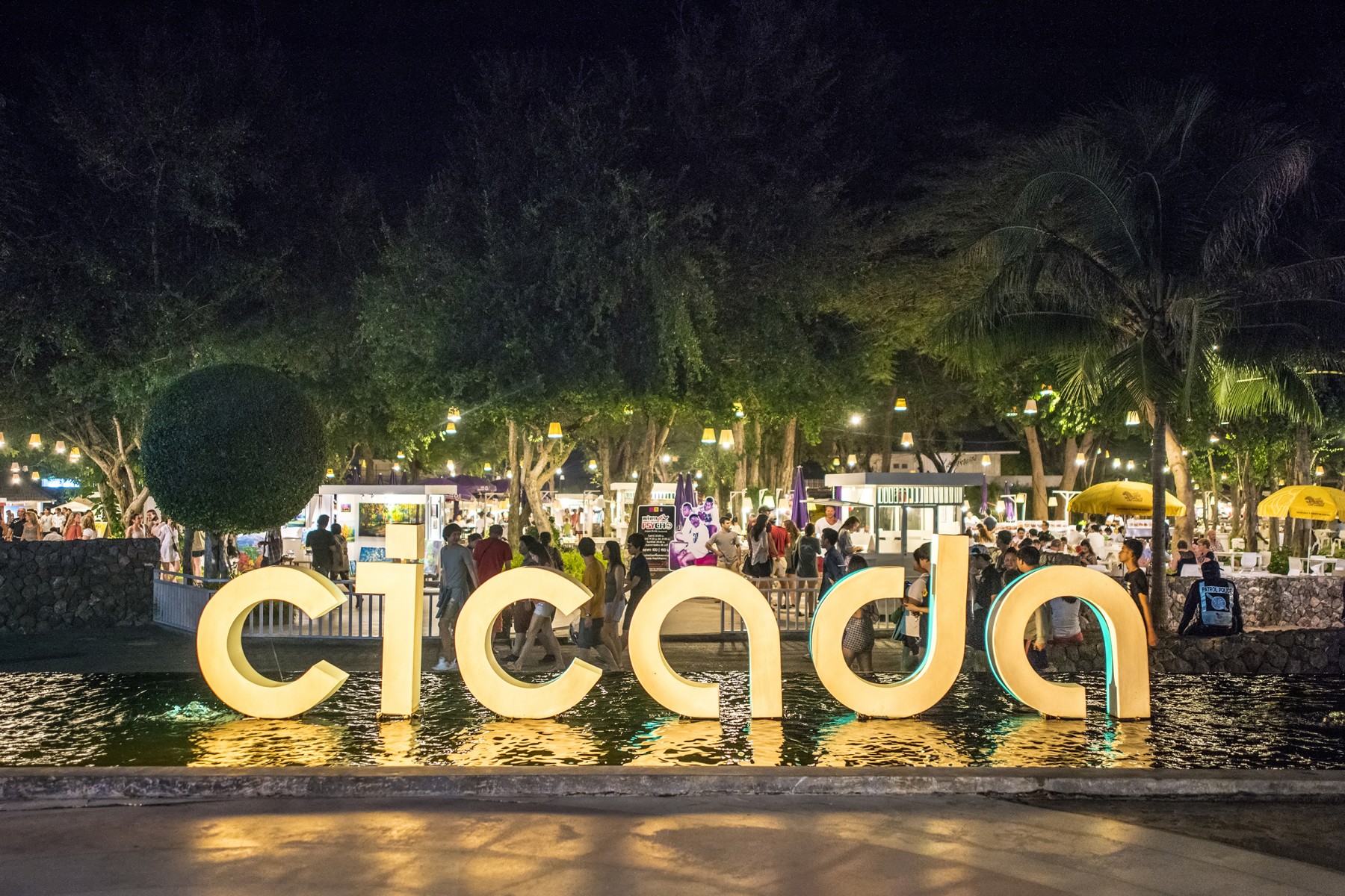 https://mdw-travel-data-us-east-1.s3.amazonaws.com/img/country/Thailand/Cicada-Market/img_00.jpg