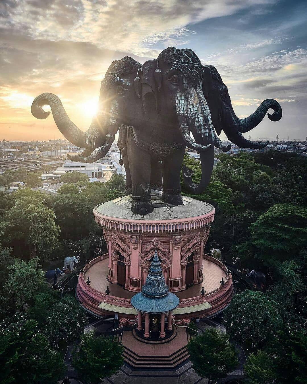 https://mdw-travel-data-us-east-1.s3.amazonaws.com/img/country/Thailand/Erawan-Museum/img_02.jpg