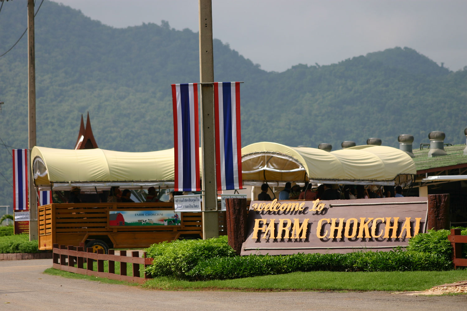 https://mdw-travel-data-us-east-1.s3.amazonaws.com/img/country/Thailand/Farm-Chokchai/img_01.jpg