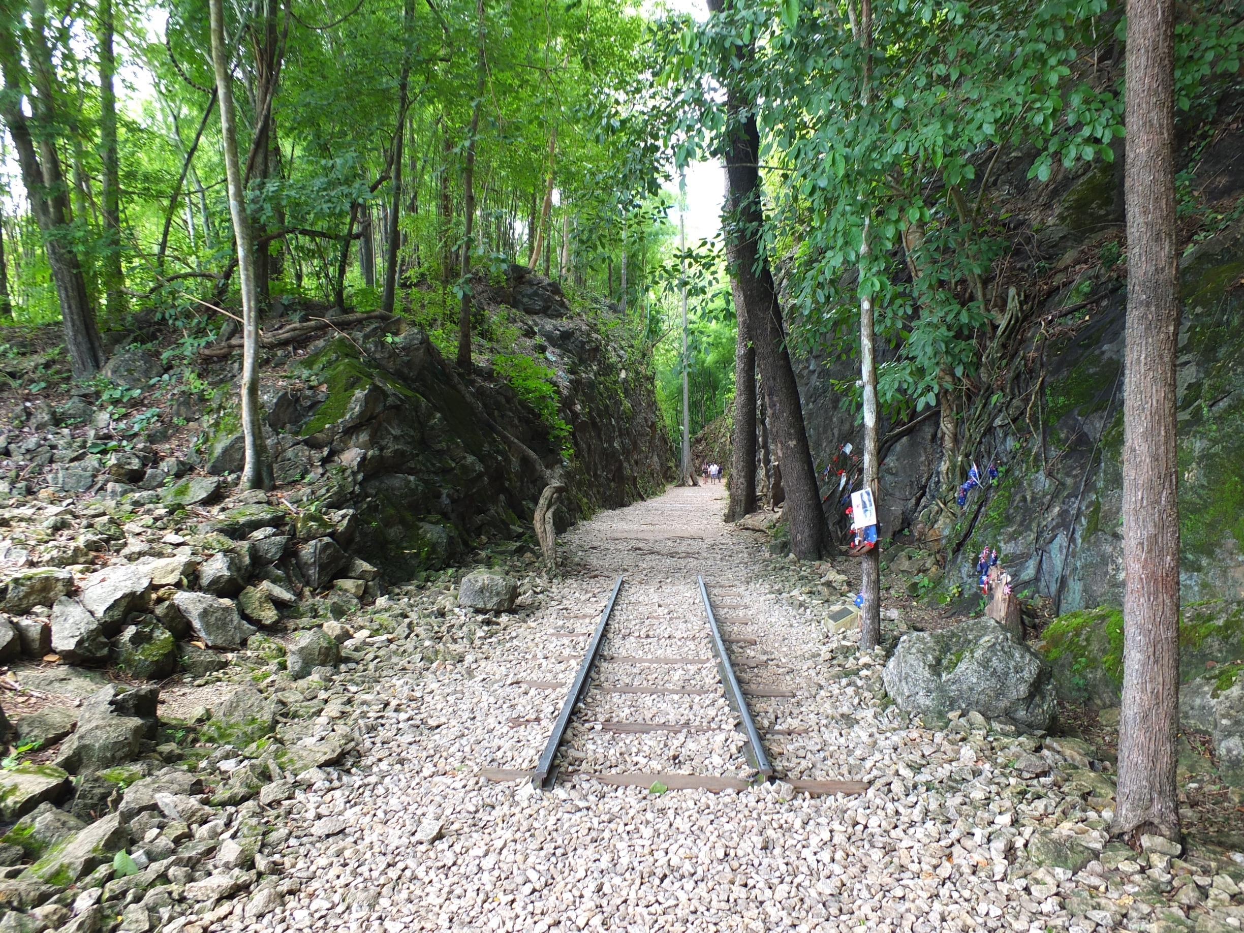 https://mdw-travel-data-us-east-1.s3.amazonaws.com/img/country/Thailand/Hellfire-Pass-Museum-and-Memorial-Walking-Trail/img_02.jpg