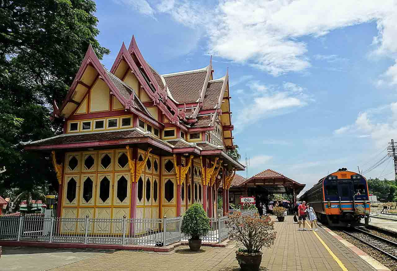 https://mdw-travel-data-us-east-1.s3.amazonaws.com/img/country/Thailand/Hua-Hin-Beach/img_02.jpg