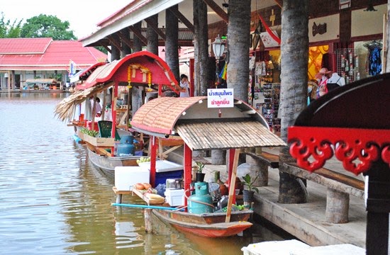 https://mdw-travel-data-us-east-1.s3.amazonaws.com/img/country/Thailand/Hua-Hin-Floating-Market/img_03.jpg