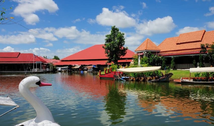 https://mdw-travel-data-us-east-1.s3.amazonaws.com/img/country/Thailand/Hua-Hin-Sam-Phan-Nam-Floating-Market/img_00.jpg