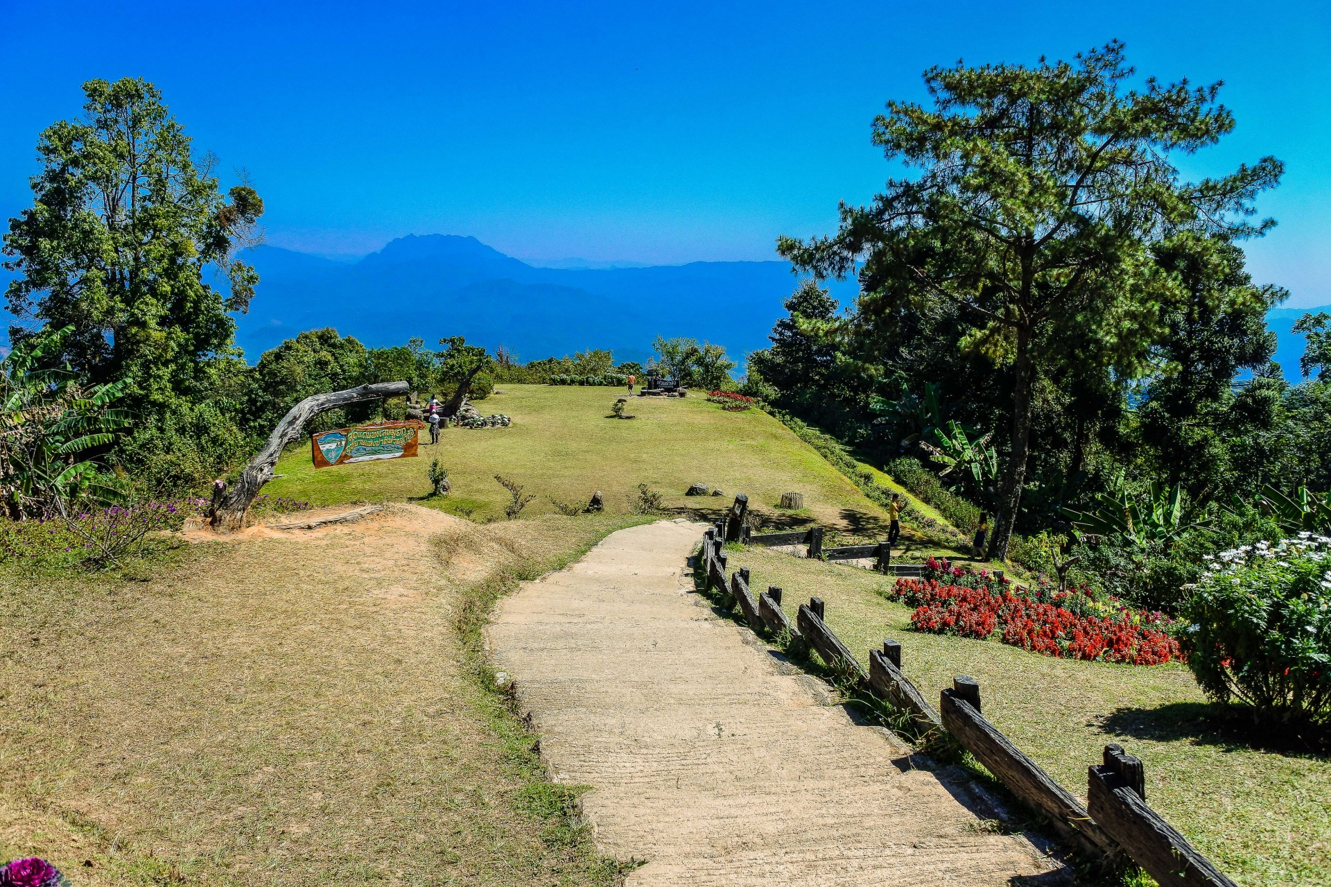 https://mdw-travel-data-us-east-1.s3.amazonaws.com/img/country/Thailand/Huay-Nam-Dang-National-Park/img_03.jpg