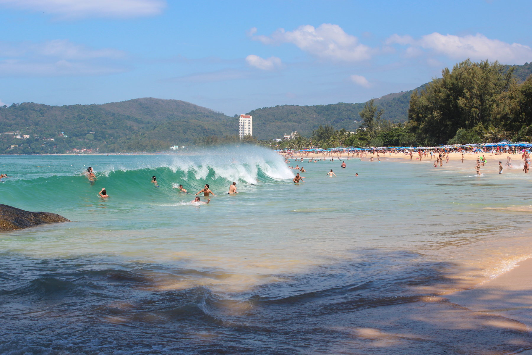 https://mdw-travel-data-us-east-1.s3.amazonaws.com/img/country/Thailand/Karon-Beach/img_05.jpg