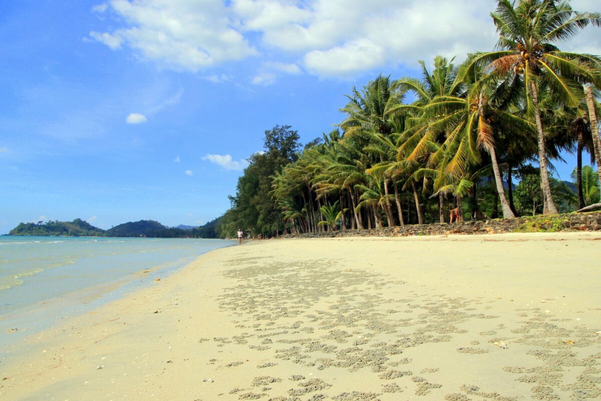 https://mdw-travel-data-us-east-1.s3.amazonaws.com/img/country/Thailand/Khlong-Phrao-Beach/img_01.jpg