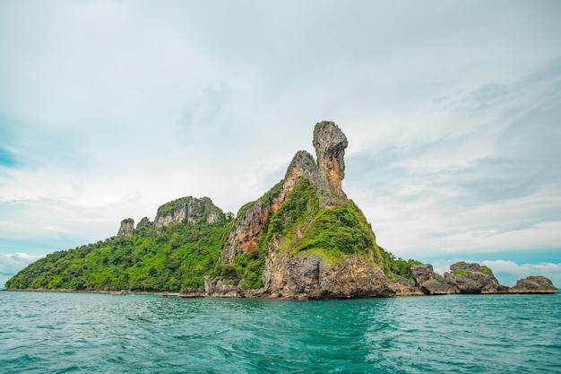 https://mdw-travel-data-us-east-1.s3.amazonaws.com/img/country/Thailand/Koh-Gai--Chicken-Island-/img_00.jpg