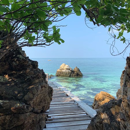 https://mdw-travel-data-us-east-1.s3.amazonaws.com/img/country/Thailand/Koh-Kham-Undersea-Walking/img_02.jpg