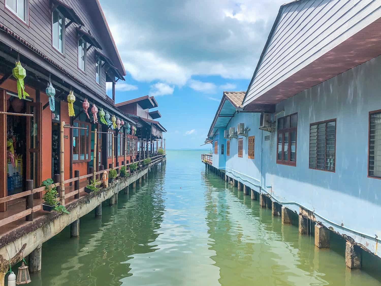 https://mdw-travel-data-us-east-1.s3.amazonaws.com/img/country/Thailand/Koh-Lanta-Old-Town/img_01.jpg