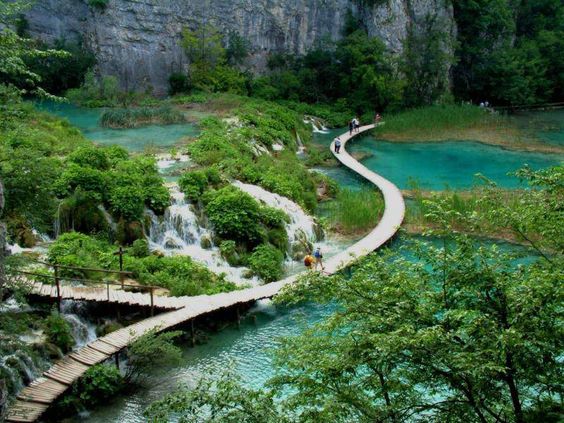 https://mdw-travel-data-us-east-1.s3.amazonaws.com/img/country/Thailand/Koh-Lao-Liang/img_03.jpg