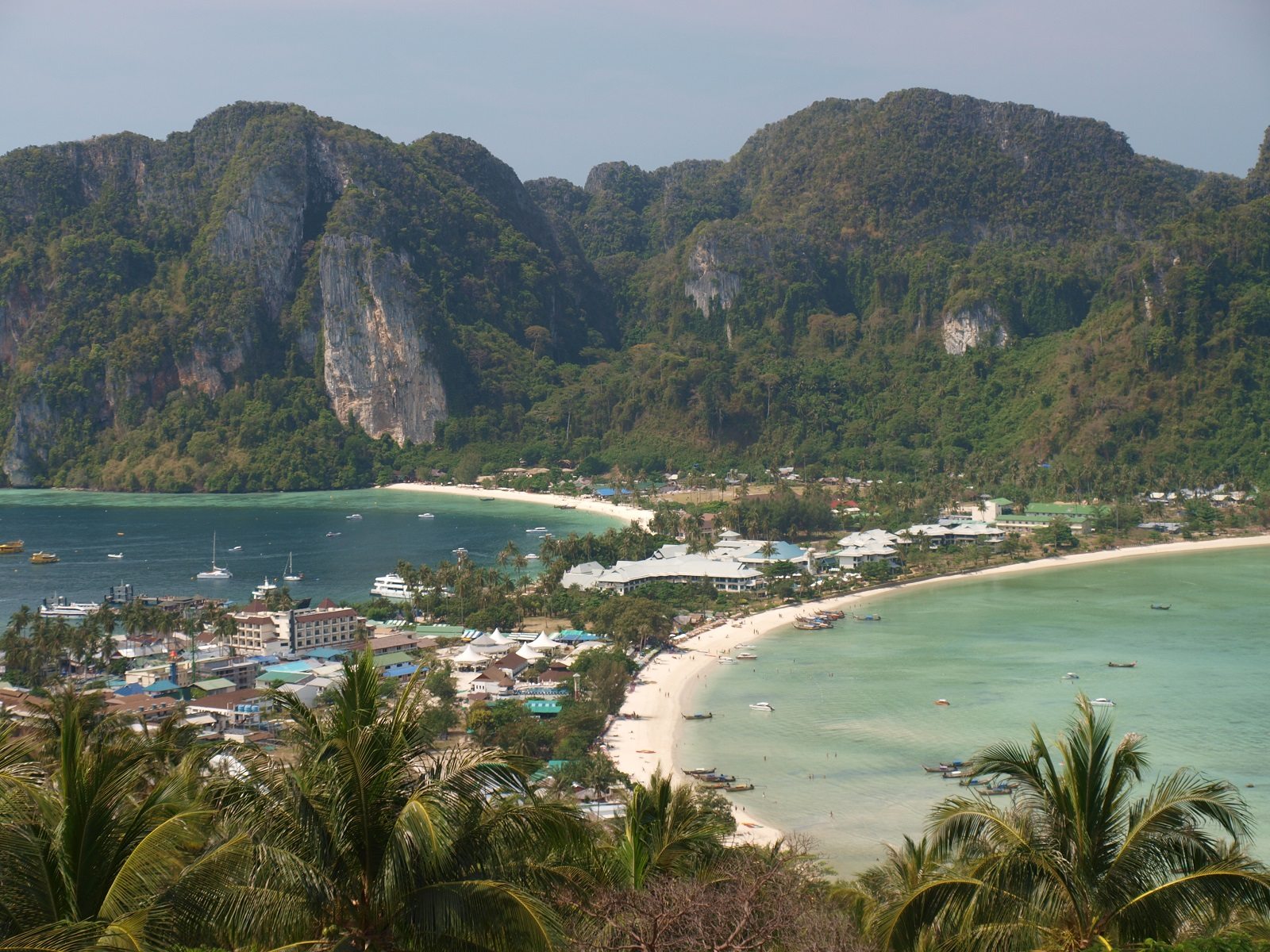 https://mdw-travel-data-us-east-1.s3.amazonaws.com/img/country/Thailand/Loh-Dalum-Bay/img_01.jpg