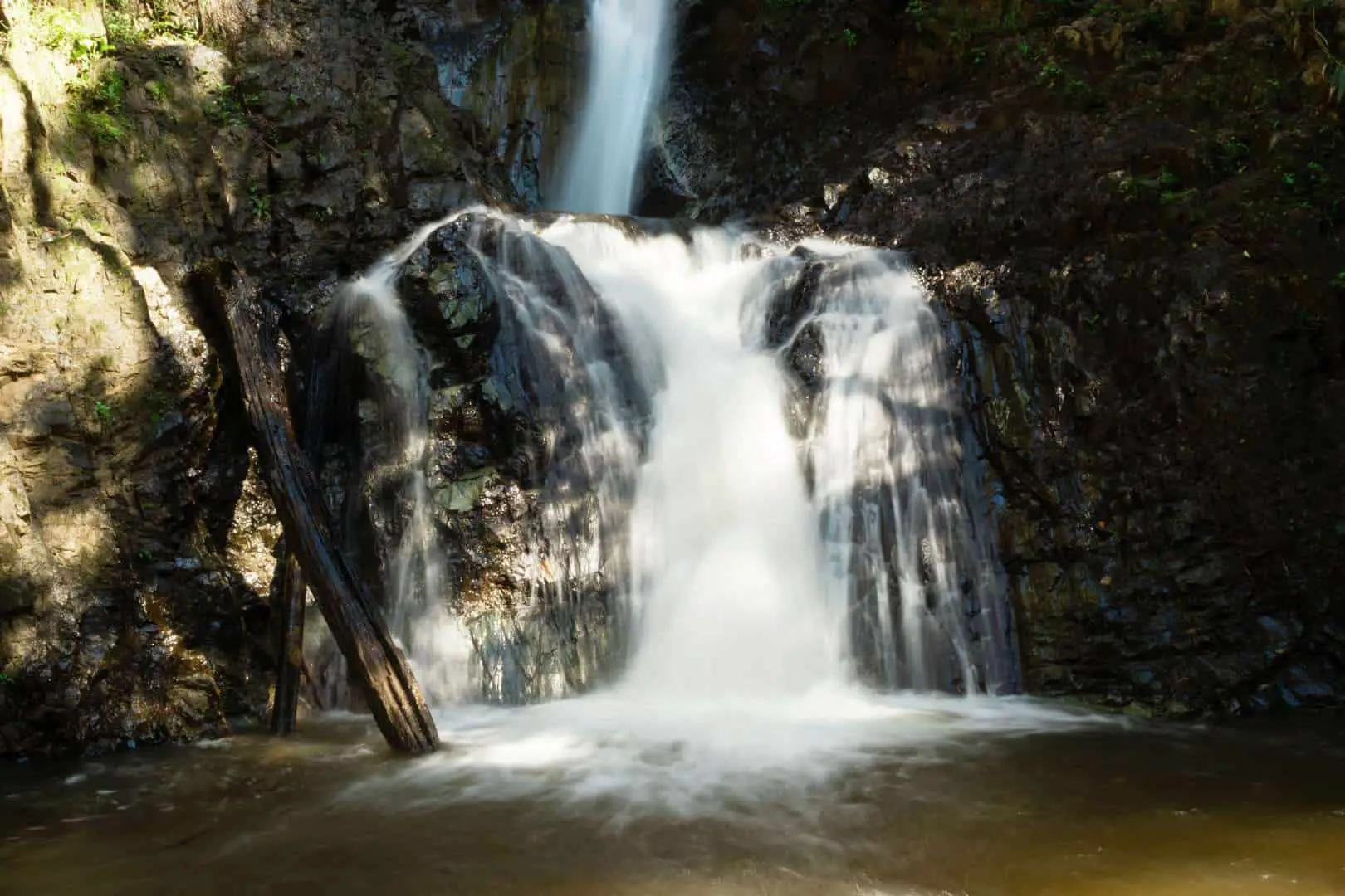 https://mdw-travel-data-us-east-1.s3.amazonaws.com/img/country/Thailand/Mae-Yen-Waterfall/img_01.jpg