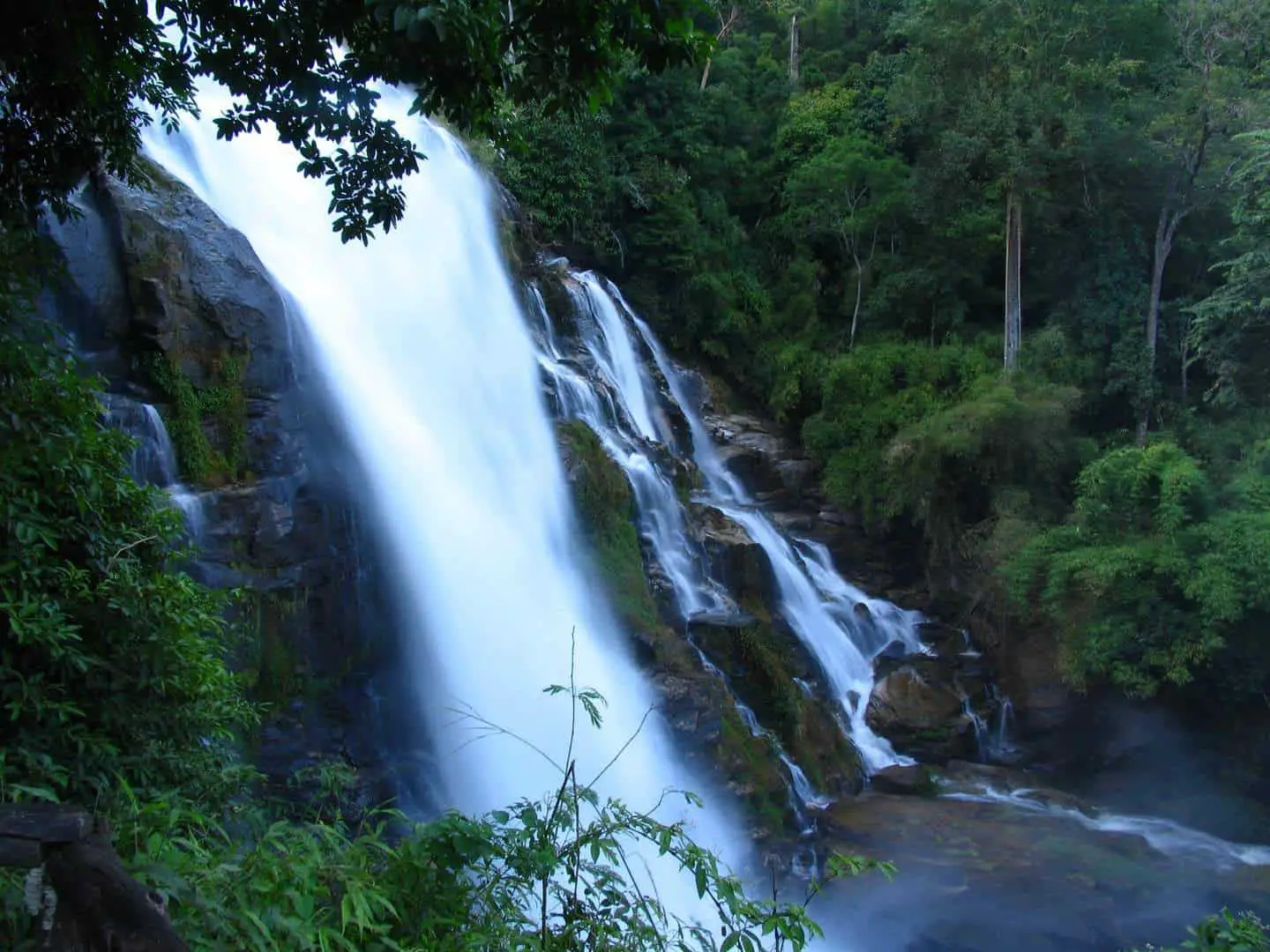 https://mdw-travel-data-us-east-1.s3.amazonaws.com/img/country/Thailand/Mae-Yen-Waterfall/img_03.jpg