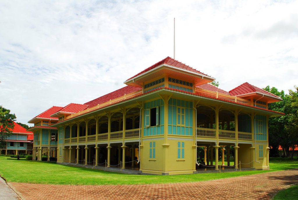 https://mdw-travel-data-us-east-1.s3.amazonaws.com/img/country/Thailand/Maruekhathaiyawan-Palace/img_00.jpg