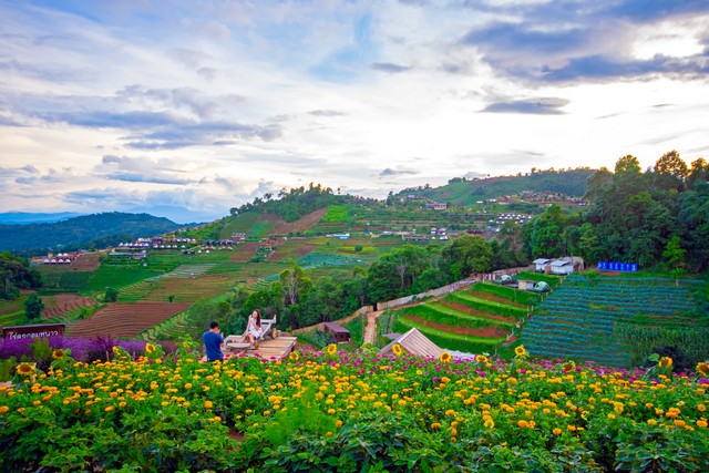 https://mdw-travel-data-us-east-1.s3.amazonaws.com/img/country/Thailand/Mon-Jam/img_00.jpg