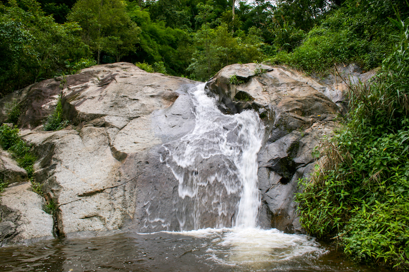 https://mdw-travel-data-us-east-1.s3.amazonaws.com/img/country/Thailand/Mor-Paeng-Waterfall/img_00.jpg
