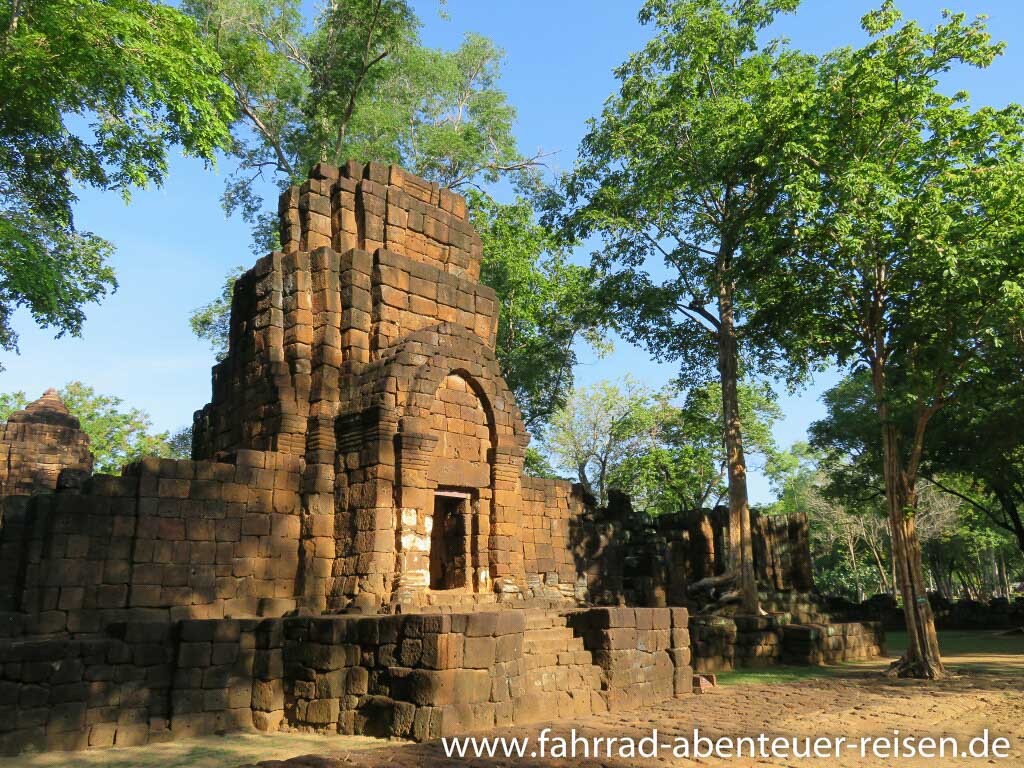 https://mdw-travel-data-us-east-1.s3.amazonaws.com/img/country/Thailand/Mueang-Sing-Historical-Park/img_02.jpg
