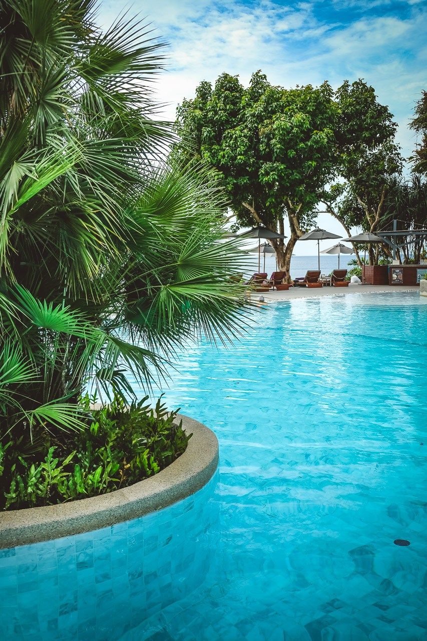 https://mdw-travel-data-us-east-1.s3.amazonaws.com/img/country/Thailand/Nai-Harn-Beach/img_01.jpg