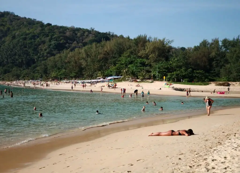 https://mdw-travel-data-us-east-1.s3.amazonaws.com/img/country/Thailand/Nai-Harn-Beach/img_04.jpg