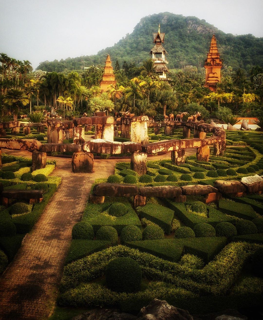 https://mdw-travel-data-us-east-1.s3.amazonaws.com/img/country/Thailand/Nong-Nooch-Tropical-Botanical-Garden/img_00.jpg