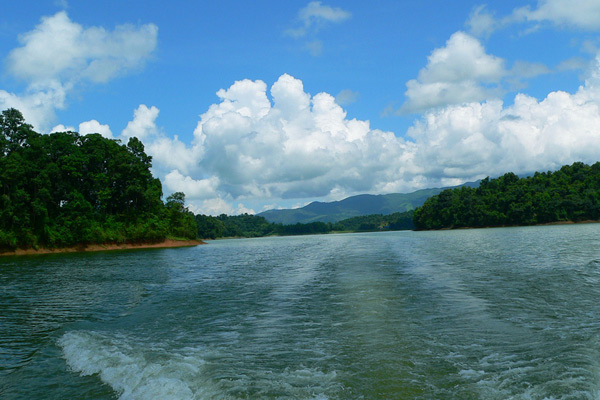 https://mdw-travel-data-us-east-1.s3.amazonaws.com/img/country/Thailand/Pa-Khoang-Lake/img_01.jpg