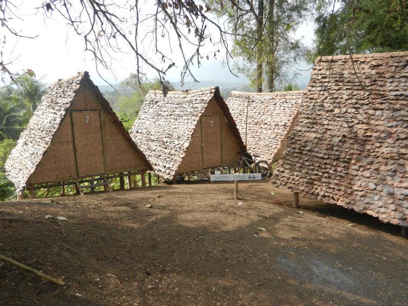 https://mdw-travel-data-us-east-1.s3.amazonaws.com/img/country/Thailand/Pai-Circus-School/img_00.jpg