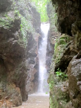 https://mdw-travel-data-us-east-1.s3.amazonaws.com/img/country/Thailand/Pam-Bok-Waterfall/img_03.jpg