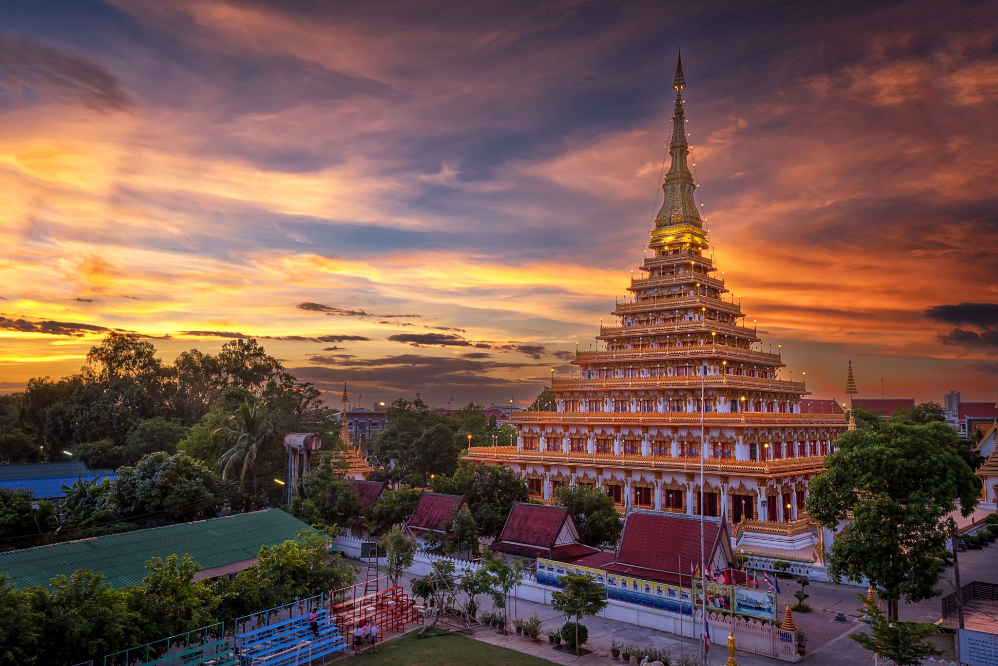https://mdw-travel-data-us-east-1.s3.amazonaws.com/img/country/Thailand/Phra-Mahathat-Kaen-Nakhon/img_02.jpg