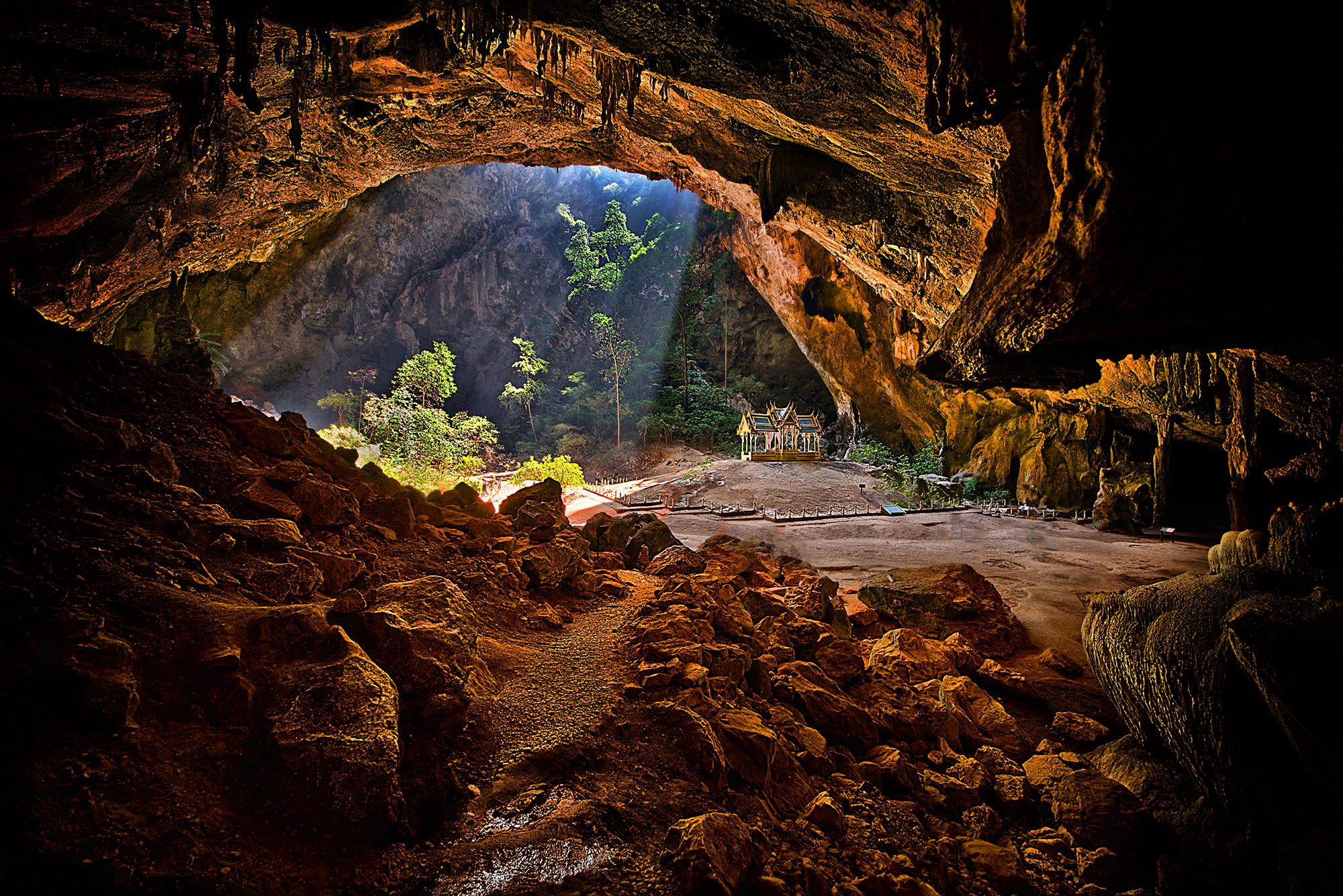 https://mdw-travel-data-us-east-1.s3.amazonaws.com/img/country/Thailand/Phraya-Nakhon-Cave/img_00.jpg