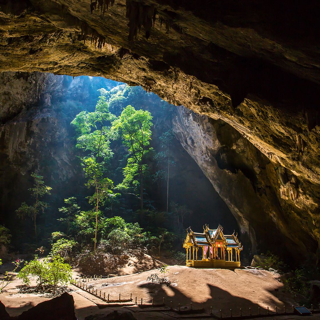 https://mdw-travel-data-us-east-1.s3.amazonaws.com/img/country/Thailand/Phraya-Nakhon-Cave/img_02.jpg