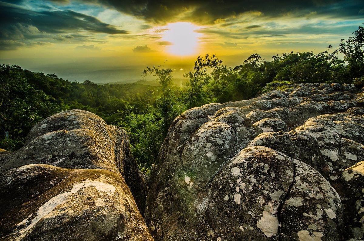 https://mdw-travel-data-us-east-1.s3.amazonaws.com/img/country/Thailand/Phu-Hin-Rong-Kla-National-Park/img_02.jpg