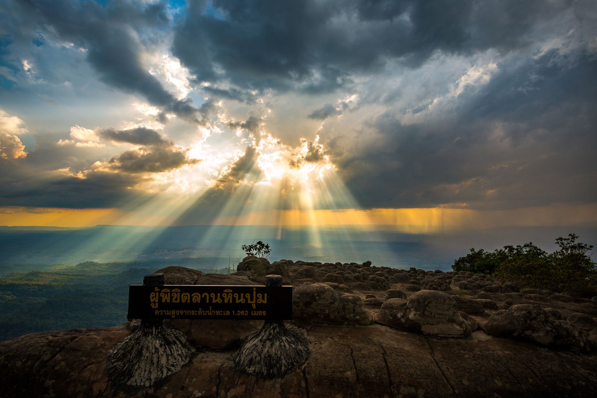 https://mdw-travel-data-us-east-1.s3.amazonaws.com/img/country/Thailand/Phu-Hin-Rong-Kla-National-Park/img_03.jpg