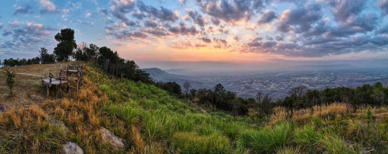 https://mdw-travel-data-us-east-1.s3.amazonaws.com/img/country/Thailand/Phu-Laen-Kha-National-Park/img_02.jpg