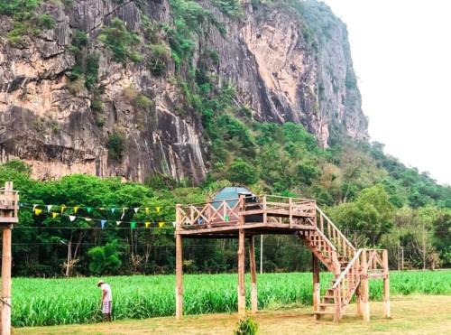 https://mdw-travel-data-us-east-1.s3.amazonaws.com/img/country/Thailand/Phu-Pha-Man-National-Park/img_03.jpg