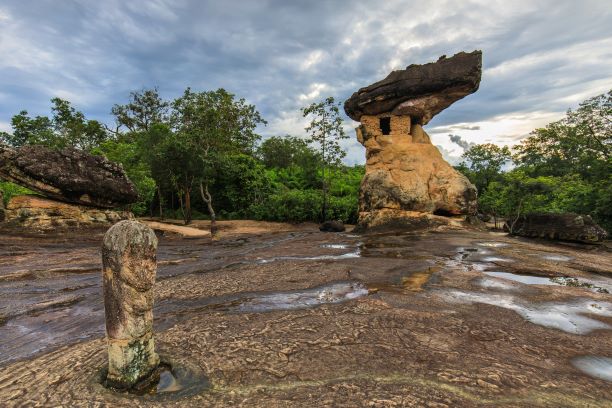 https://mdw-travel-data-us-east-1.s3.amazonaws.com/img/country/Thailand/Phu-Phra-Bat-Historical-Park/img_03.jpg