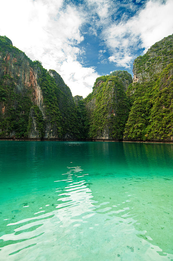 https://mdw-travel-data-us-east-1.s3.amazonaws.com/img/country/Thailand/Pileh-Bay/img_00.jpg