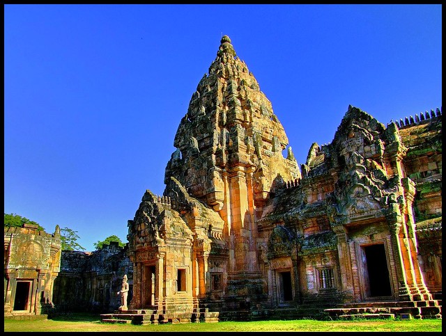 https://mdw-travel-data-us-east-1.s3.amazonaws.com/img/country/Thailand/Prasat-Hin-Phanom-Rung/img_02.jpg