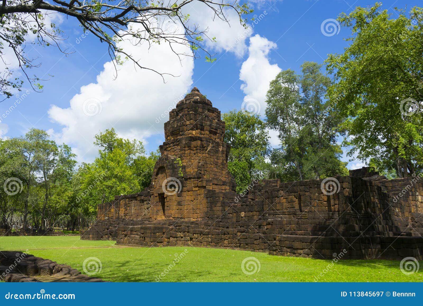 https://mdw-travel-data-us-east-1.s3.amazonaws.com/img/country/Thailand/Prasat-Mueang-Sing-Historical-Park/img_02.jpg
