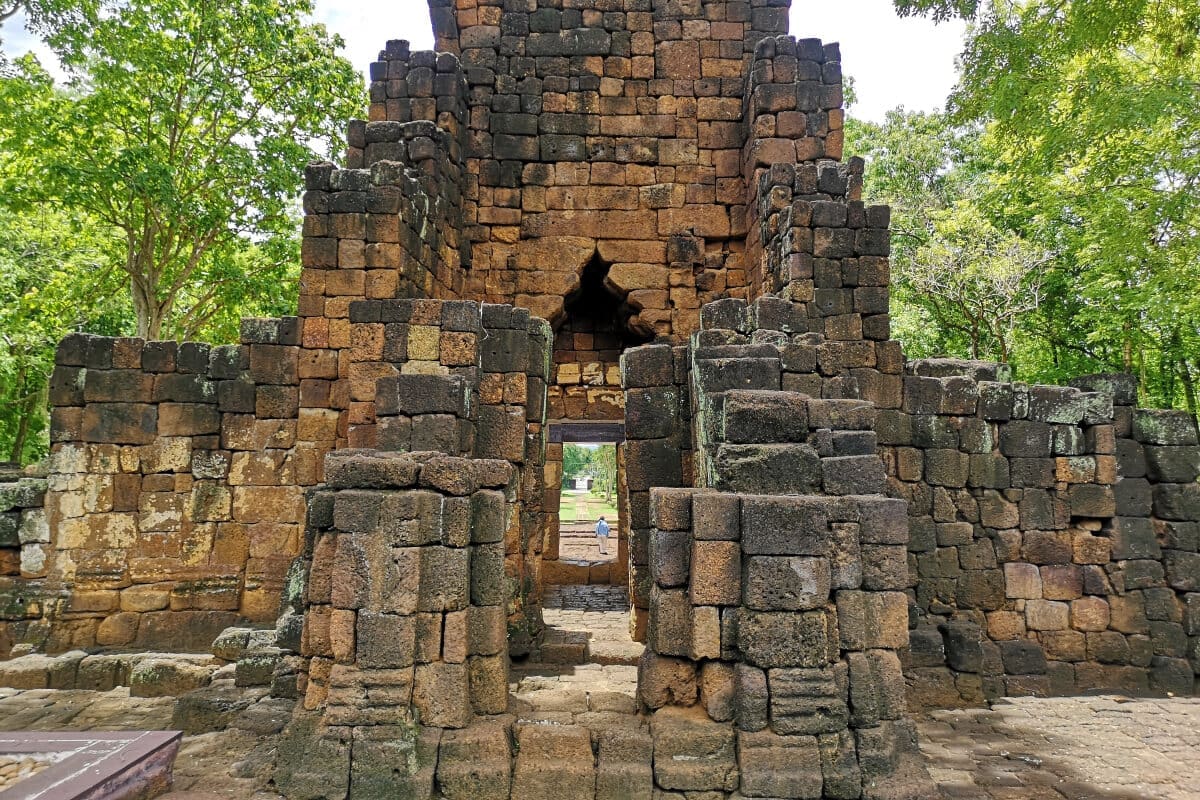 https://mdw-travel-data-us-east-1.s3.amazonaws.com/img/country/Thailand/Prasat-Mueang-Sing-Historical-Park/img_03.jpg