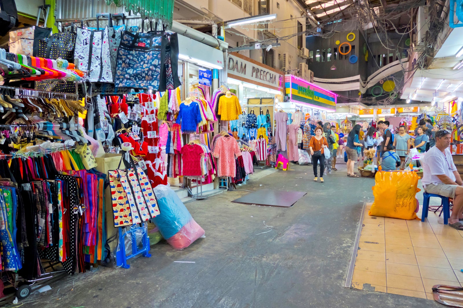 https://mdw-travel-data-us-east-1.s3.amazonaws.com/img/country/Thailand/Pratunam-Market/img_01.jpg