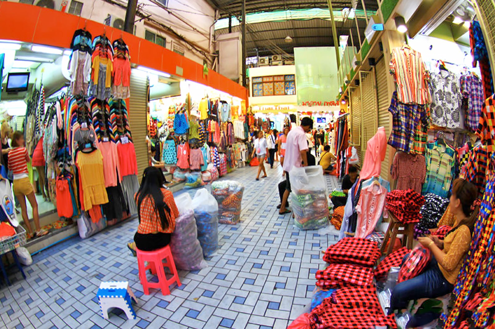 https://mdw-travel-data-us-east-1.s3.amazonaws.com/img/country/Thailand/Pratunam-Market/img_02.jpg