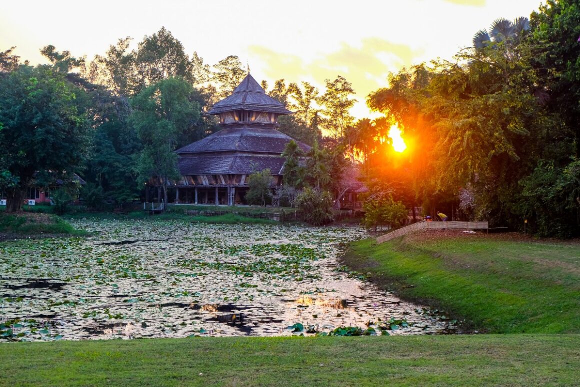 https://mdw-travel-data-us-east-1.s3.amazonaws.com/img/country/Thailand/Rai-Mae-Fah-Luang-Art-and-Cultural-Park/img_01.jpg