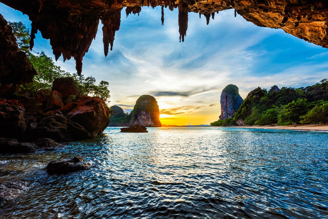 https://mdw-travel-data-us-east-1.s3.amazonaws.com/img/country/Thailand/Railay-Beach-Sunset-Bar/img_02.jpg