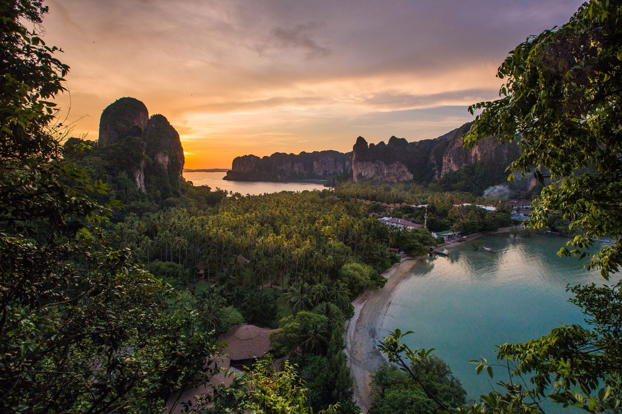 https://mdw-travel-data-us-east-1.s3.amazonaws.com/img/country/Thailand/Railay-Beach-Viewpoint/img_03.jpg