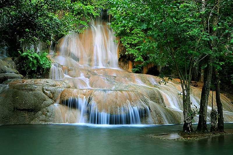 https://mdw-travel-data-us-east-1.s3.amazonaws.com/img/country/Thailand/Sai-Yok-Noi-Waterfall/img_00.jpg