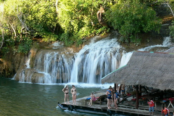 https://mdw-travel-data-us-east-1.s3.amazonaws.com/img/country/Thailand/Saiyok-Yai-Waterfall/img_01.jpg