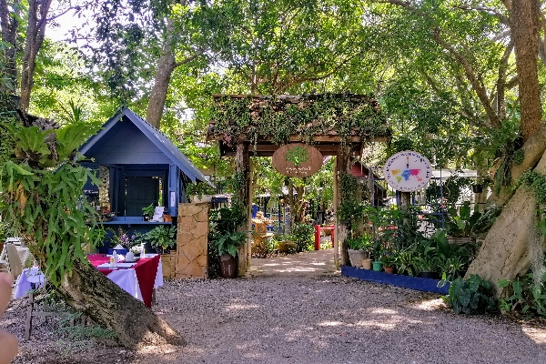 https://mdw-travel-data-us-east-1.s3.amazonaws.com/img/country/Thailand/Secret-Art-Garden/img_02.jpg