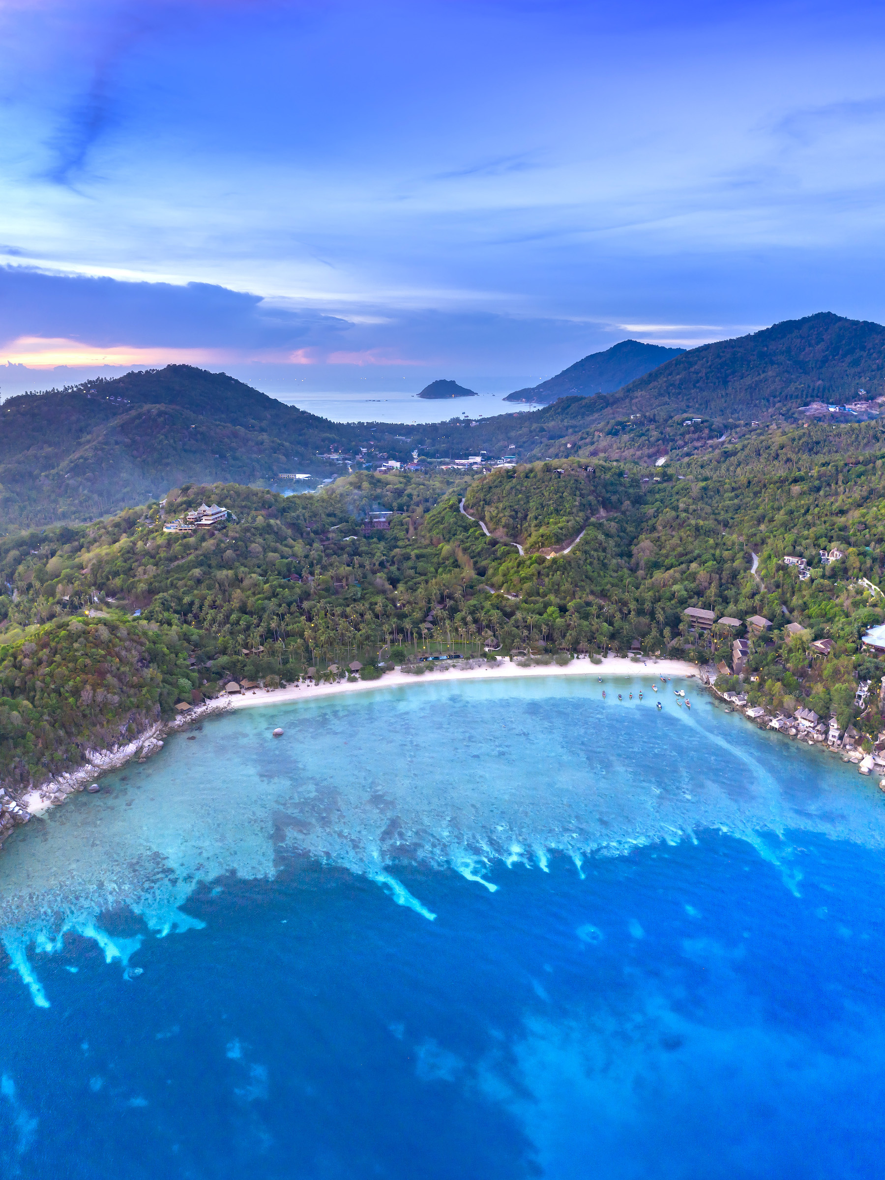 https://mdw-travel-data-us-east-1.s3.amazonaws.com/img/country/Thailand/Shark-Bay/img_00.jpg