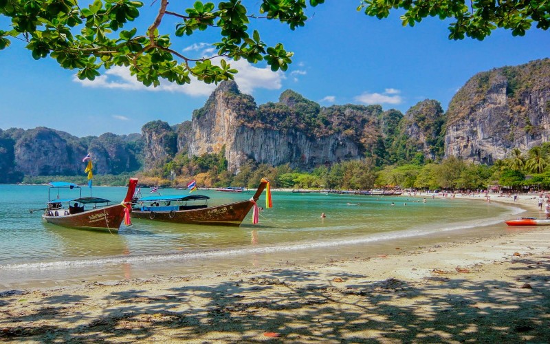https://mdw-travel-data-us-east-1.s3.amazonaws.com/img/country/Thailand/Tao-Thong-Beach/img_02.jpg